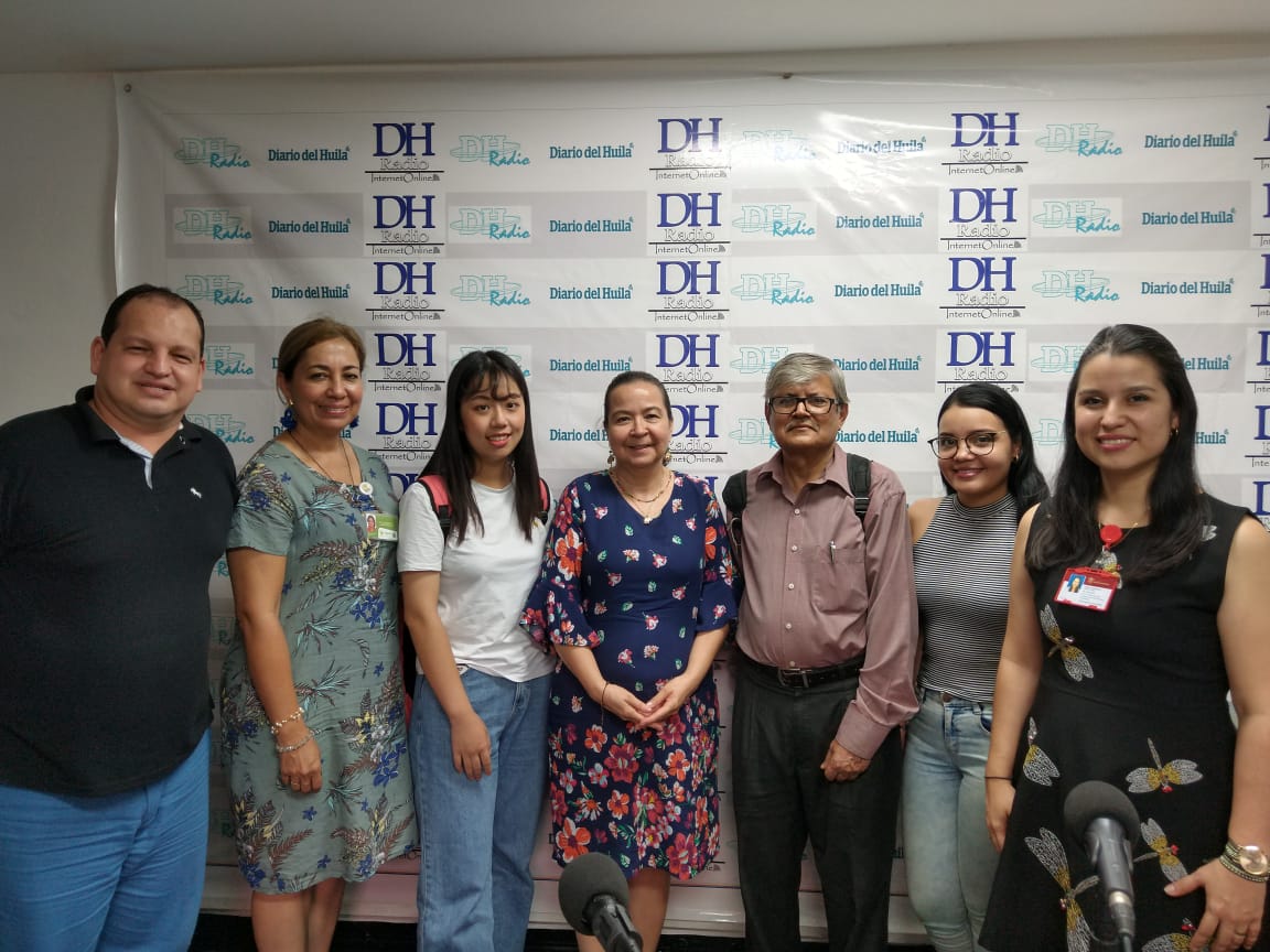 Jhon Fredy Figueroa, Editor General Diario del Huila; Rosario Valenzuela, Coordinadora Municipal de Bilingüismo; Mengyue Shi, Luisa María Duque, Gerente General Diario del Huila; Sukanta Kumar Chattopadhyay, María Camila Rivas y María Fernanda Jaime, licenciada en Inglés USCO.